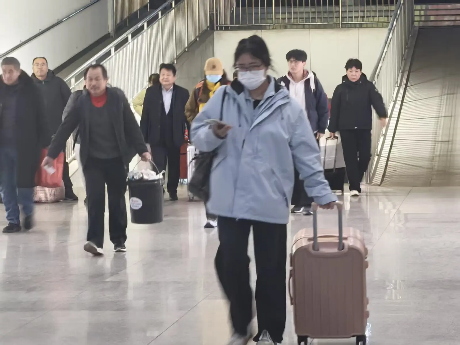 在出站口接你
